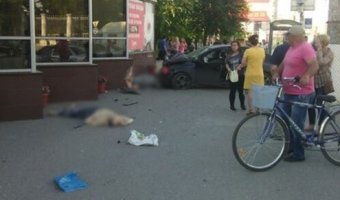 В Волгограде автомобиль влетел в остановку и насмерть сбил двух человек