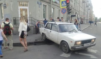 Жигули вылетели в толпу пешеходов на Лиговском проспекте