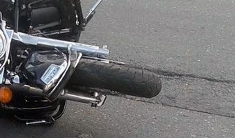 В Саратове в ДТП с двумя Renault погиб мотоциклист