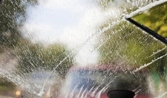 Как угнать авто у женщины: испачкай стекло и жди, когда она выйдет его протереть