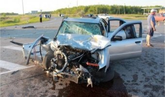 Женщина с тремя детьми в машине врезалась в КАМАЗ