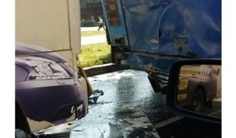 В Барнауле маршрутка столкнулась с автобусом: пострадали пять человек