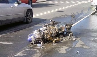 В Петербурге погиб мотоциклист, врезавшись в экскурсионный автобус