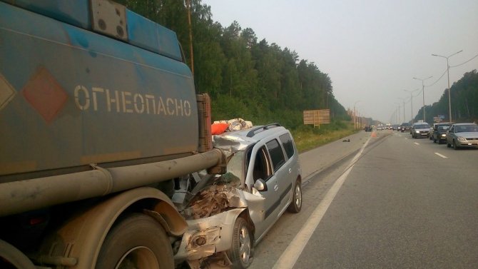 Под Екатеринбургом легковушка врезалась в бензовоз – погибла женщина (2).jpg