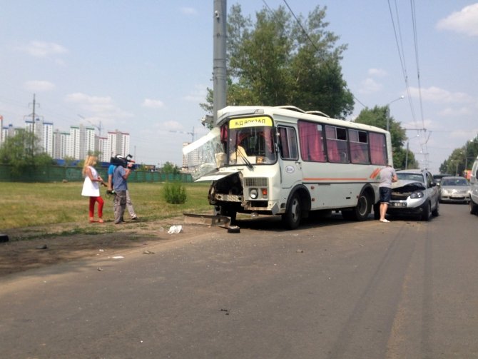 В ДТП с маршруткой в Оренбурге пострадали девять человек (5).jpg