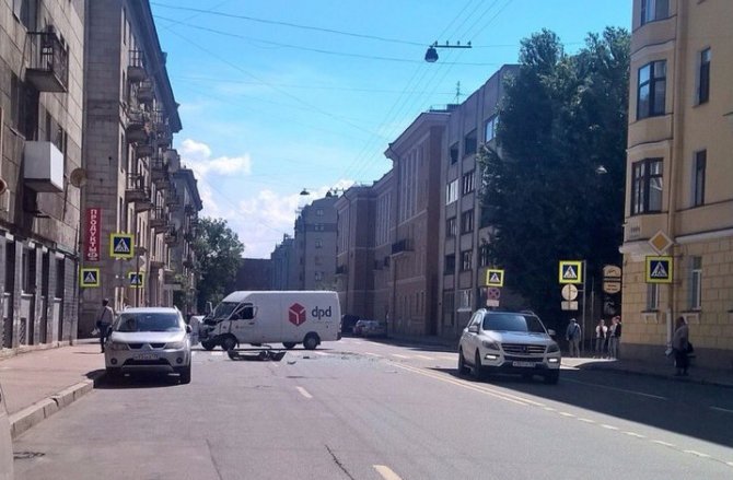 В Петербурге в ДТП с маршруткой пострадали два человека (5).jpg