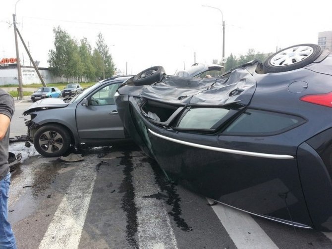 Автомобиль перевернулся в массовом ДТП возле Александровской больницы (2).JPG