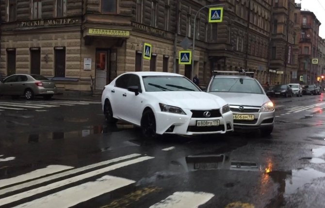 ДТП на улице Радищева с участием "Лексуса".