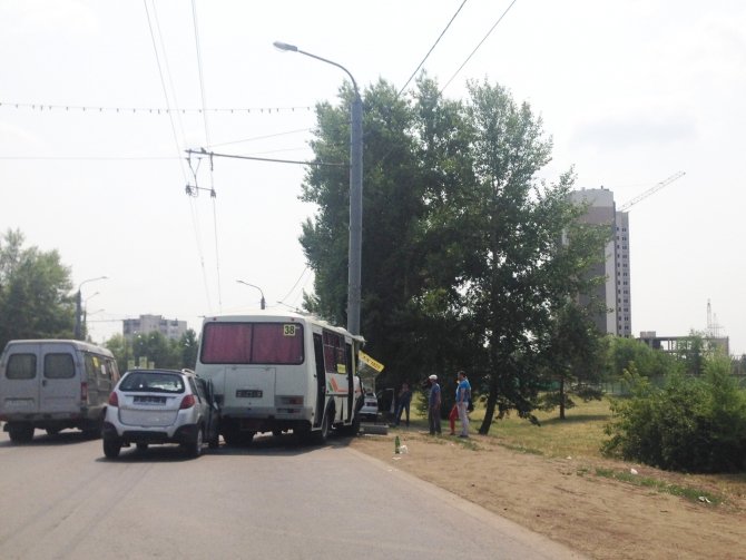 В ДТП с маршруткой в Оренбурге пострадали девять человек (3).jpg