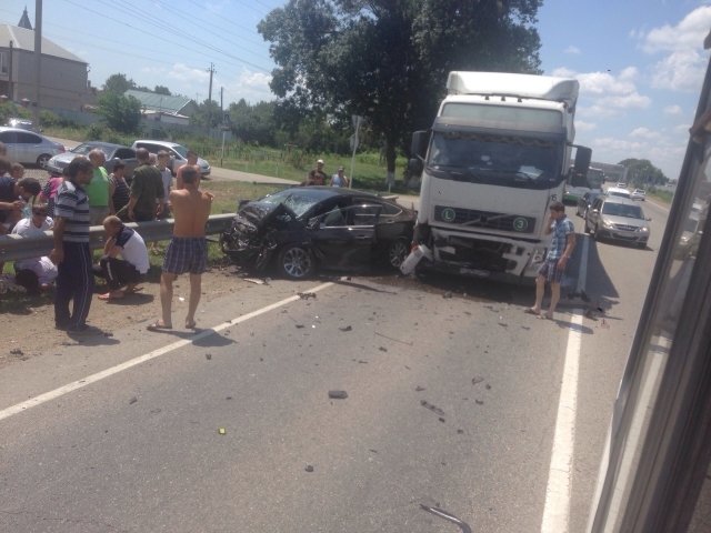 В Краснодаре водитель, которому стало плохо, спровоцировал ДТП с грузовиком (1).jpg