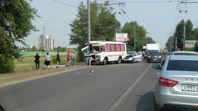 В ДТП с маршруткой в Оренбурге пострадали девять человек (7).jpg