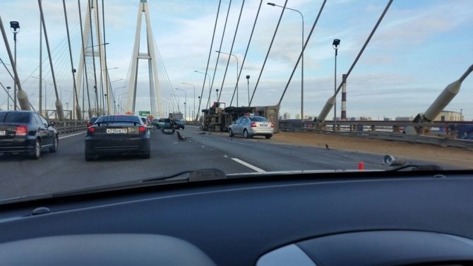 В Петербурге ВАЗ опрокинул самосвал (2).jpg