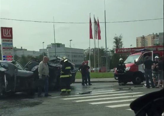 Автомобиль перевернулся в массовом ДТП возле Александровской больницы (3).JPG