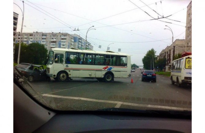 В Кемерове столкнулись маршрутка и ВАЗ (6).jpg