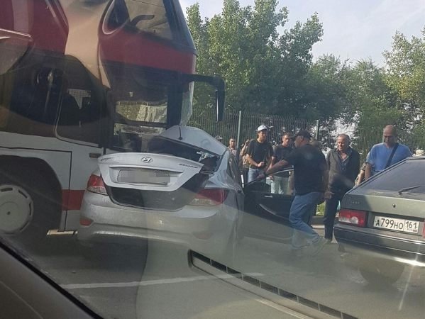 В ДТП с автобусом под Ростовом погибли два человека из Hyundai Solaris (3).jpg