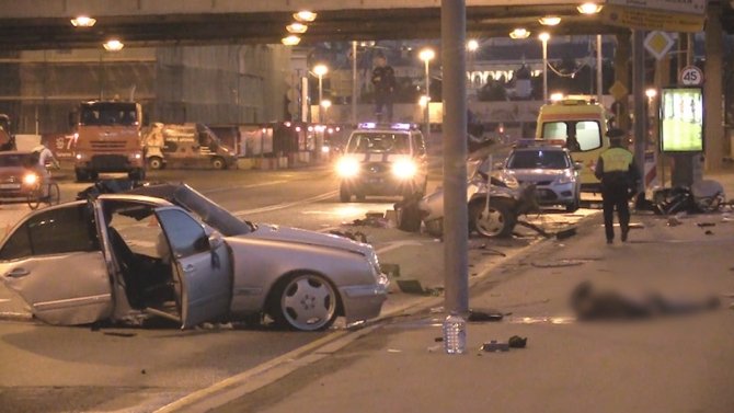 В Москве Mercedes врезался в столб погибли три человека (4).jpg