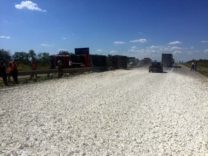 В Волгоградской области опрокинулся грузовик с щебнем погибла девушка (3).jpg