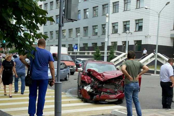 В центре Белгорода столкнулись иномарка и автобус (1).jpg