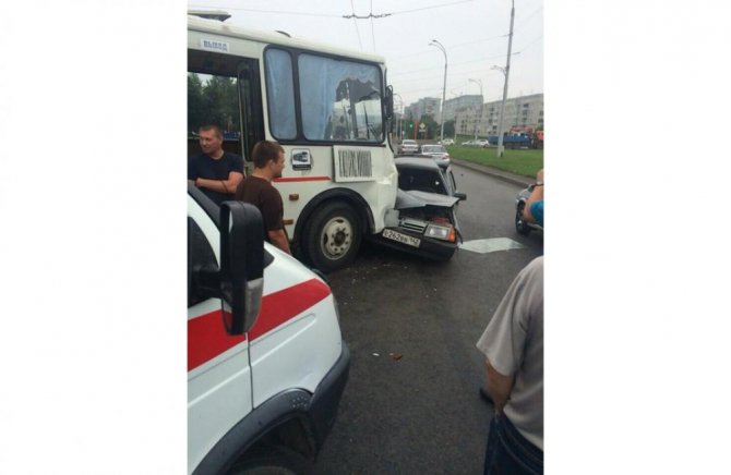 В Кемерове столкнулись маршрутка и ВАЗ (3).jpg