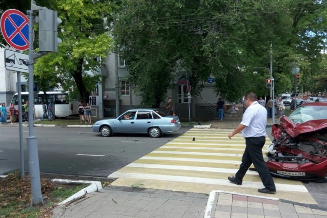 В центре Белгорода столкнулись иномарка и автобус (5).jpg