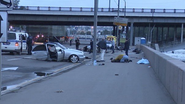 В Москве Mercedes врезался в столб погибли три человека (2).jpg