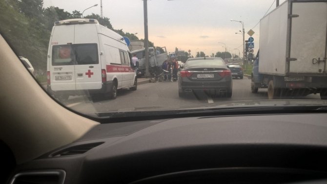 В Петербурге на Митрофаньевском шоссе  "КамАЗ" врезался в столб