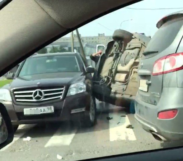 Автомобиль перевернулся в массовом ДТП возле Александровской больницы (6).JPG