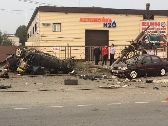 В Нефтеюганске Lexus врезался в столб погиб пассажир (2).jpg