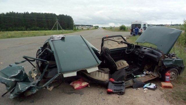 В Татарстане при столкновении с автобусом автомобиль «Ока» разорвало пополам