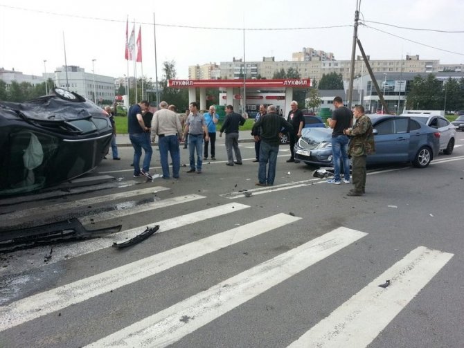 Автомобиль перевернулся в массовом ДТП возле Александровской больницы (8).JPG