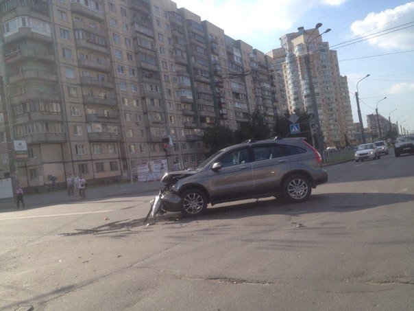 На проспекте Наставников в Петербурге машина сбила человека на тротуаре (3).jpg