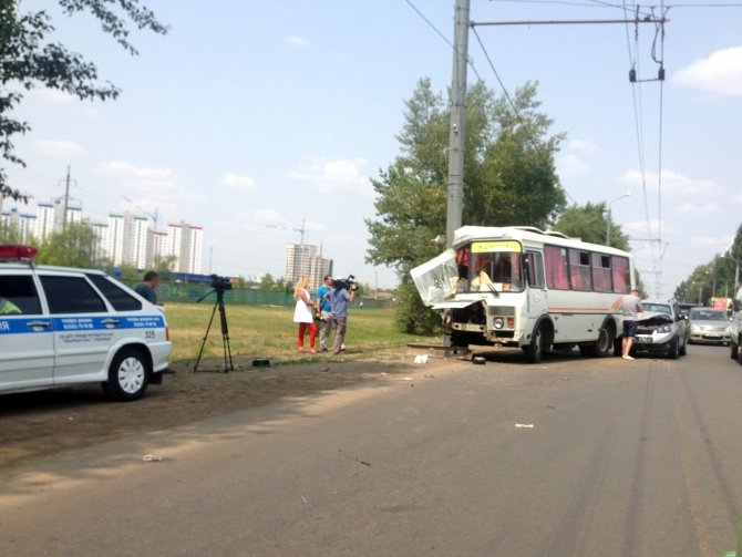 В ДТП с маршруткой в Оренбурге пострадали девять человек (6).jpg