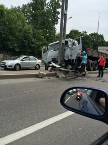 В Петербурге на Митрофаньевском шоссе  "КамАЗ" врезался в столб
