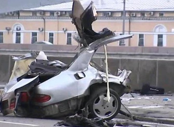 В Москве Mercedes врезался в столб погибли три человека (3).jpg