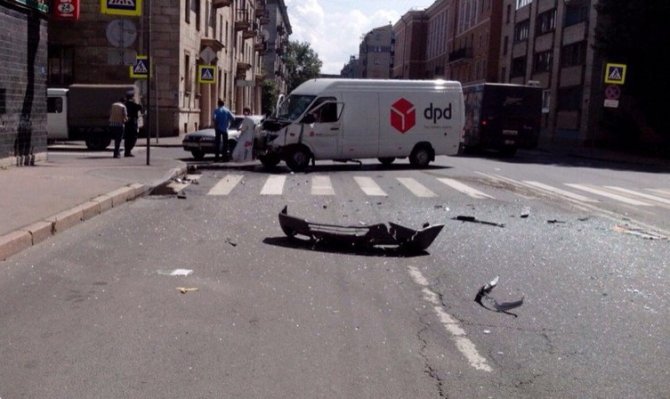 В Петербурге в ДТП с маршруткой пострадали два человека (2).jpg