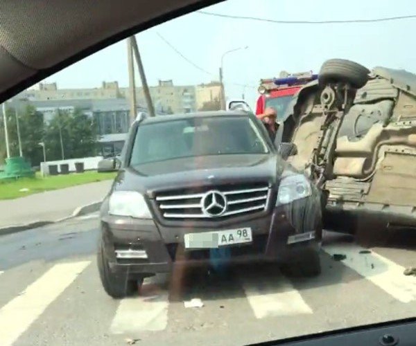Автомобиль перевернулся в массовом ДТП возле Александровской больницы (7).JPG