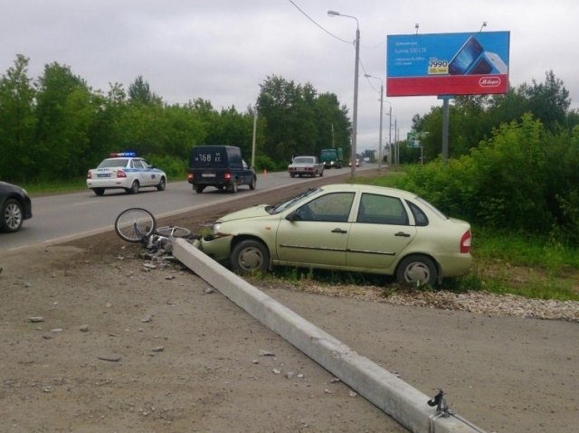 В Перми водитель въехал в велосипедистку, а затем сшиб столб