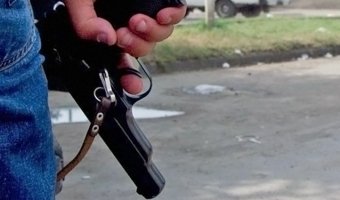 В Петербурге вооруженные грабители угнали автомобиль с водителем и пассажиркой