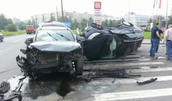 Автомобиль перевернулся в массовом ДТП возле Александровской больницы