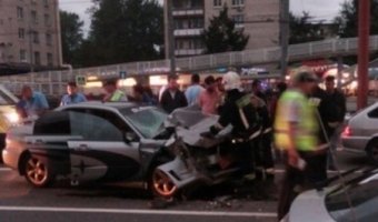 В Петербурге на проспекте Славы в ДТП погиб водитель Subaru