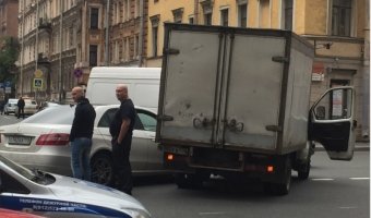 Газель левым поворотом срезает крыло у седана Mercedes Benz