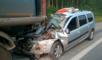 Под Екатеринбургом легковушка врезалась в бензовоз – погибла женщина