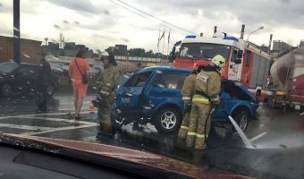 На Октябрьской набережной в Петербурге столкнулись пять машин