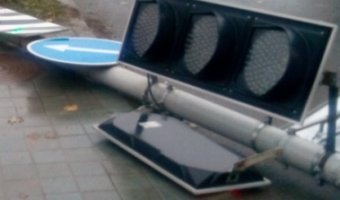В Петербурге внедорожник опрокинул светофор на двух девочек