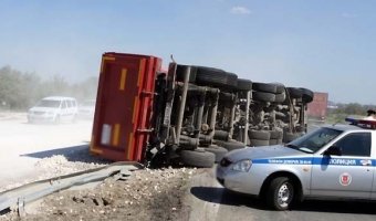В Волгоградской области опрокинулся грузовик с щебнем: погибла девушка
