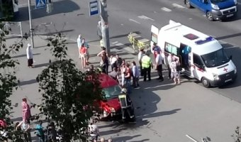 На проспекте Наставников в Петербурге машина сбила человека на тротуаре