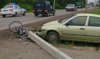 В Перми водитель въехал в велосипедистку, а затем вместе с ней сшиб столб