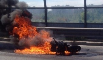 На КАД сгорел мотоцикл