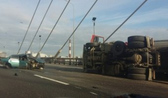 В Петербурге ВАЗ опрокинул самосвал