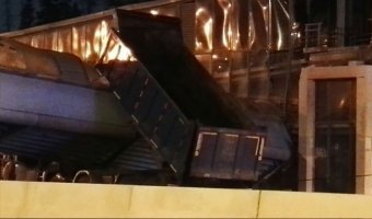 Самосвал с поднятым кузовом протаранил надземный переход в Подмосковье